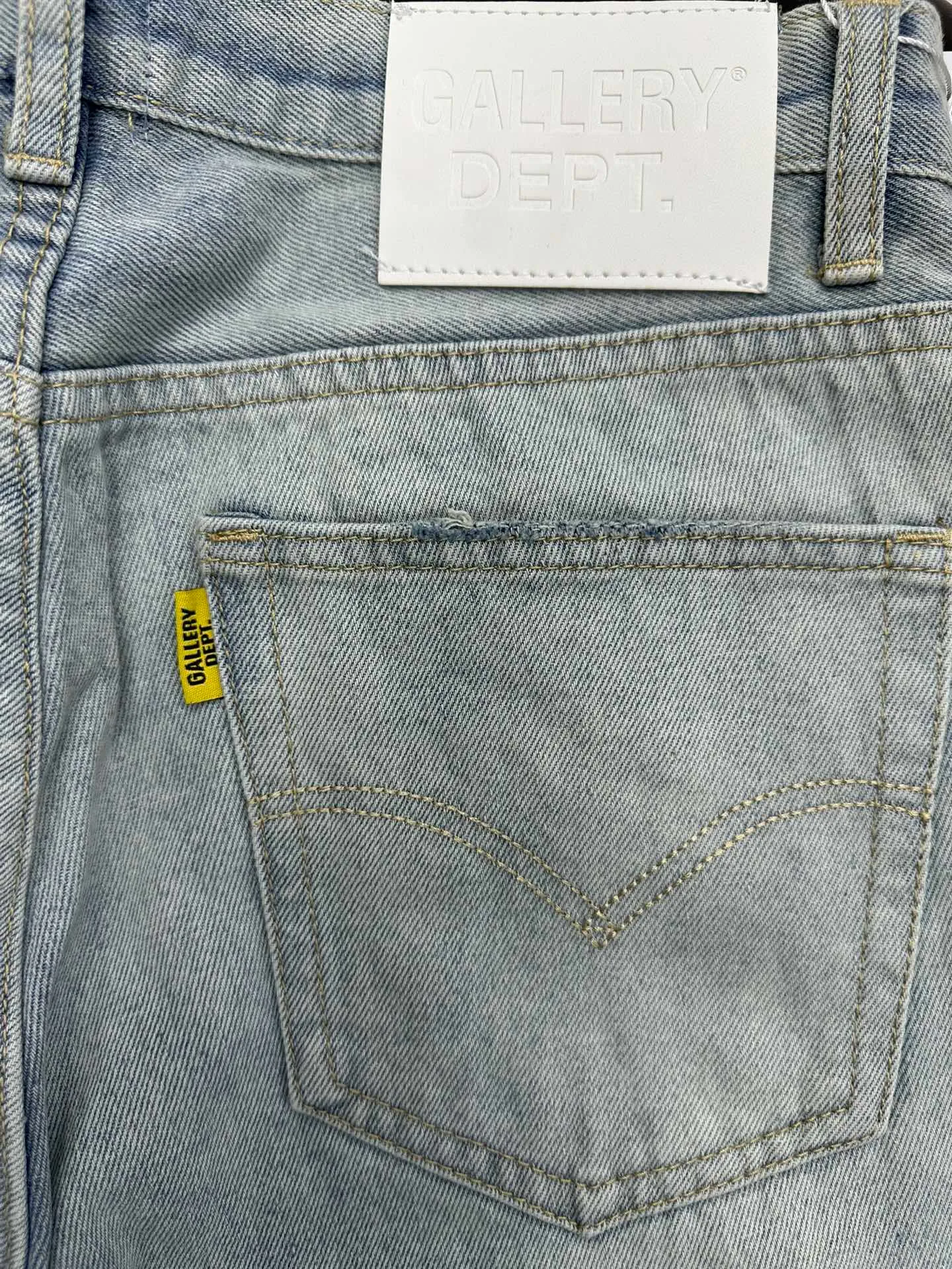 #8103 P240💰 GALLERY DEPT High Street Washed Embroidery Color Letters Water Ripple American Flare Pants Jeans -Original purchase and pattern making to truly restore the ultimate vintage texture -Original hardware accessories, washed and other elevators, QR code analysis are all purchased from the original factory, high degree of restoration, you are welcome to compare with a certain product ~ -Three-dimensional version Loose and comfortable, not picky about the figure, taller and slimmer, factory Seiko, original factory quality control, same style for men and women, can be matched with couples Versatile recommendation: must-have jeans for all seasons Color: blue Size: S-XXL (28-36)